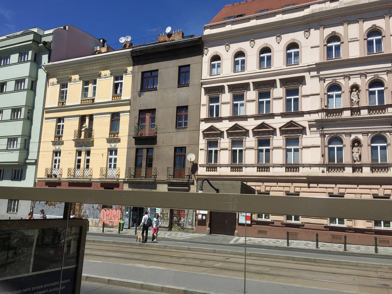 Chytré lavičky a rychlý internet na zastávkách MHD v Praze