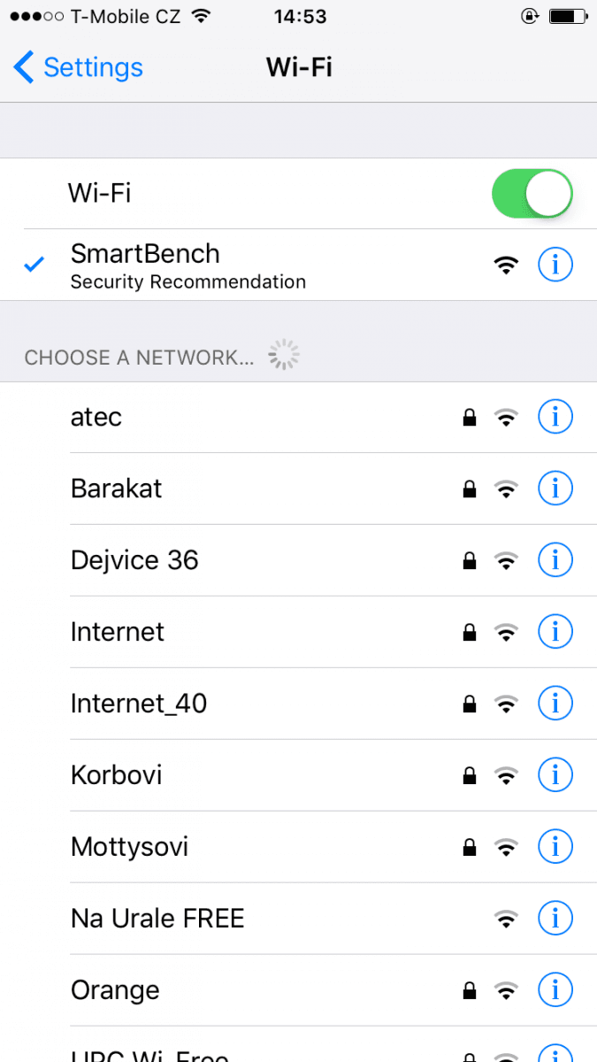 Chytré lavičky a rychlý internet na zastávkách MHD v Praze
