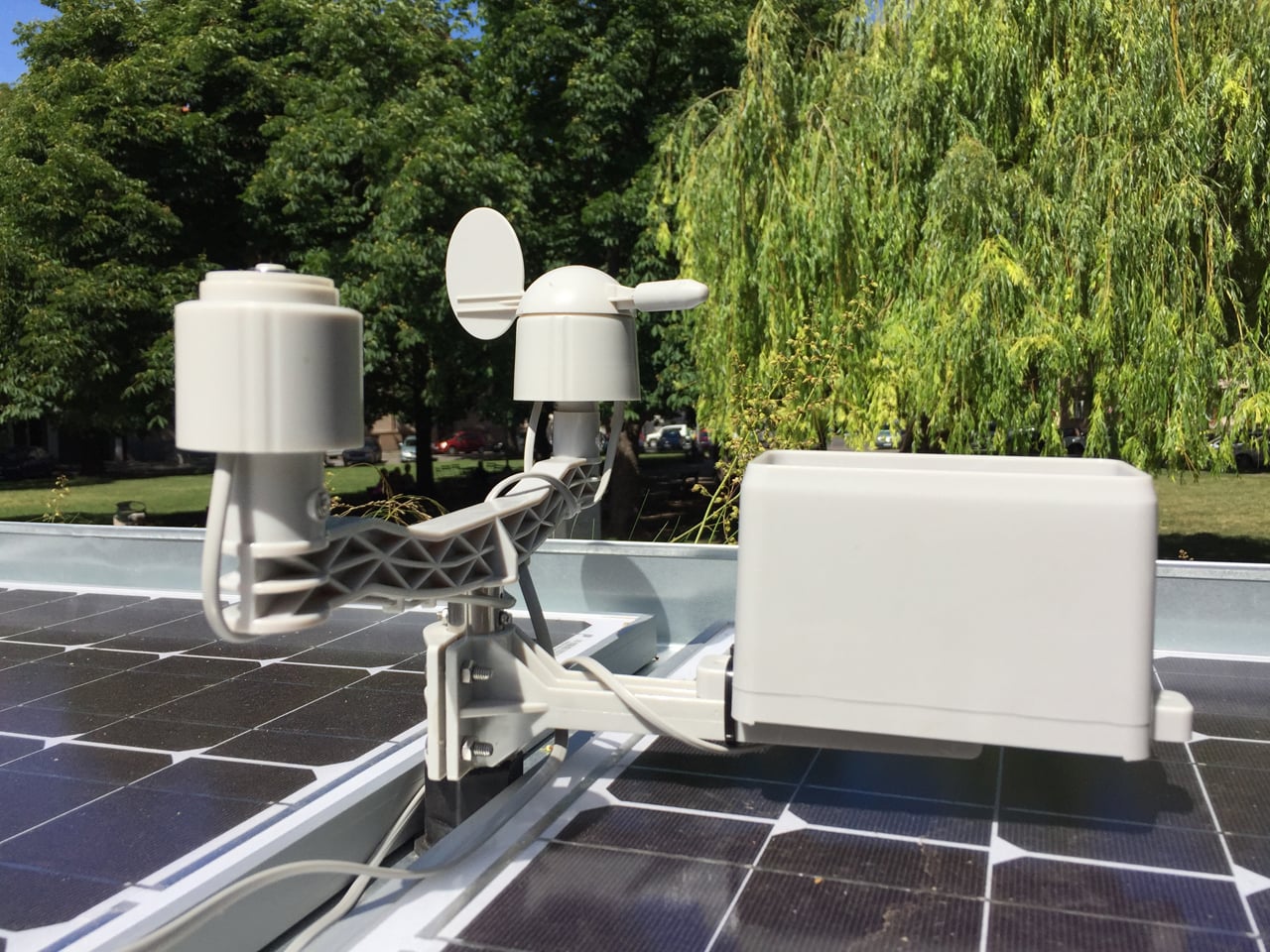 Chytré lavičky a rychlý internet na zastávkách MHD v Praze