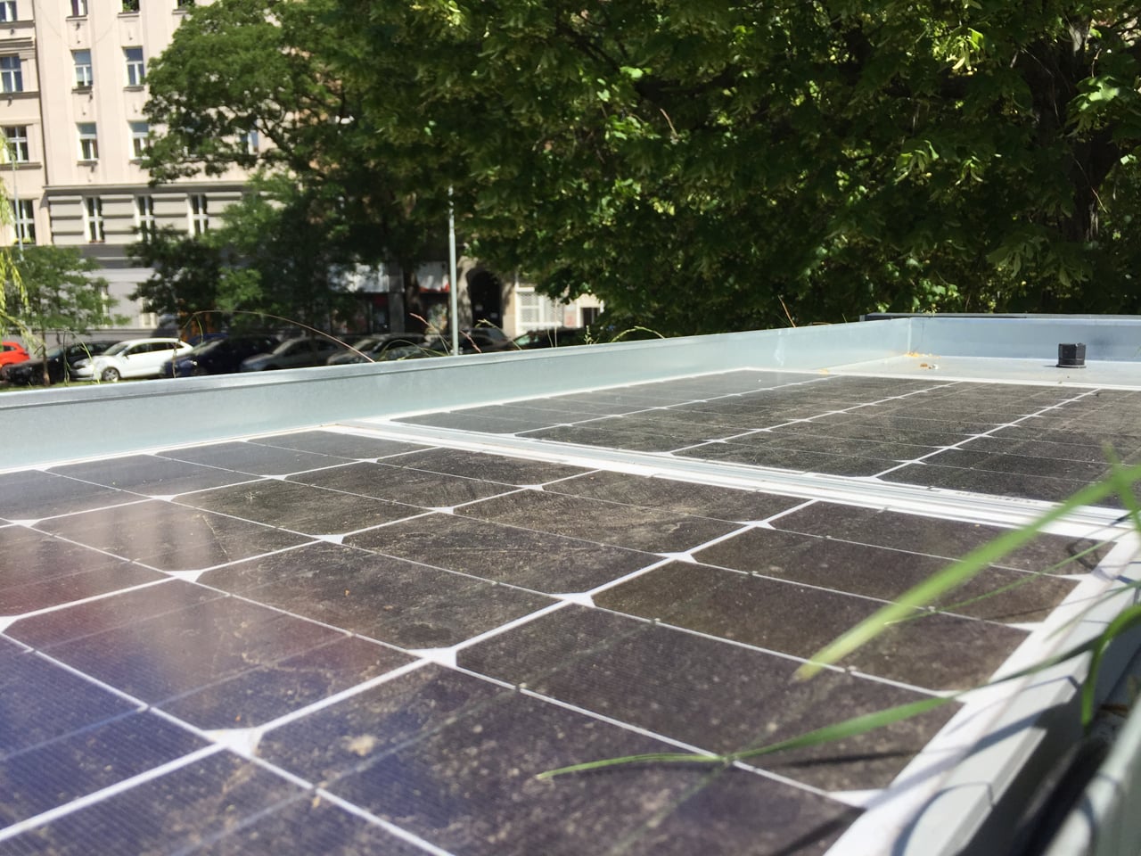 Chytré lavičky a rychlý internet na zastávkách MHD v Praze