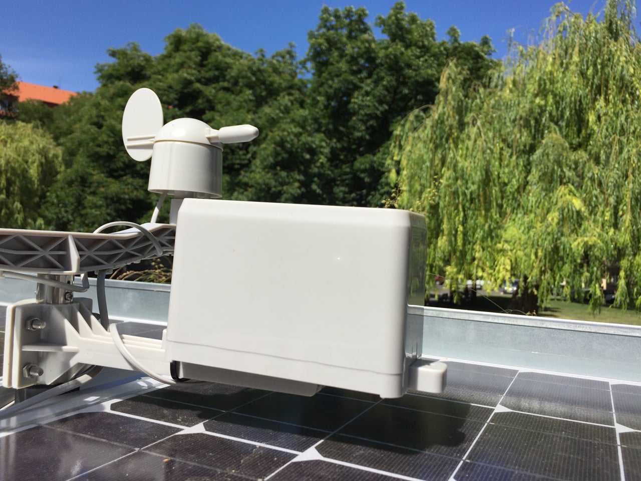 Chytré lavičky a rychlý internet na zastávkách MHD v Praze