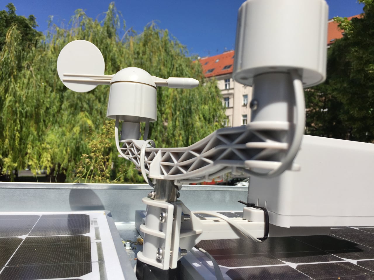 Meteorologická stanice na "střeše" lavičky. Stav v roce 2017