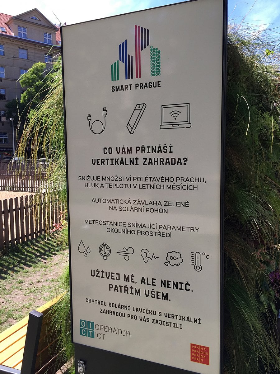 Chytré lavičky a rychlý internet na zastávkách MHD v Praze