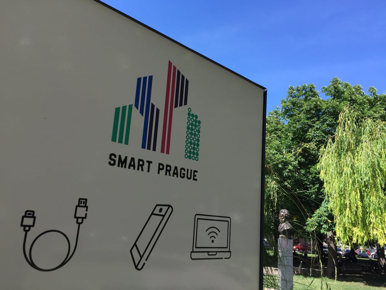 Chytré lavičky a rychlý internet na zastávkách MHD v Praze