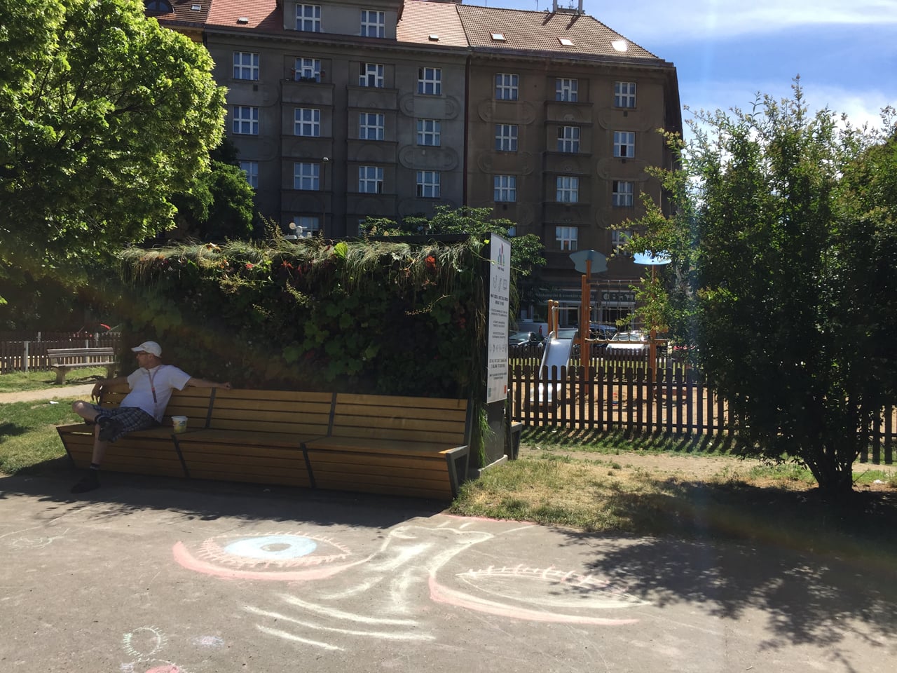 Chytré lavičky a rychlý internet na zastávkách MHD v Praze