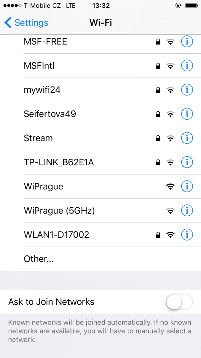 Chytré lavičky a rychlý internet na zastávkách MHD v Praze