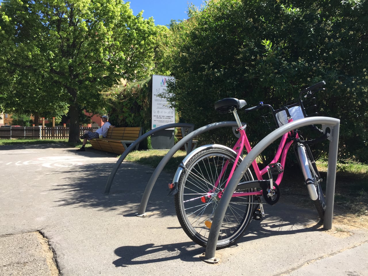 Chytré lavičky a rychlý internet na zastávkách MHD v Praze