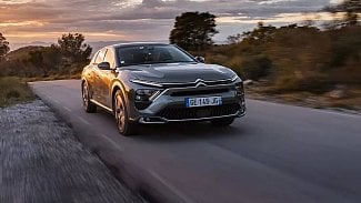 Náhledový obrázek - Citroën C5 X dorazil z Číny na český trh. Je francouzsky avantgardní, komfortní a plug-in hybridní