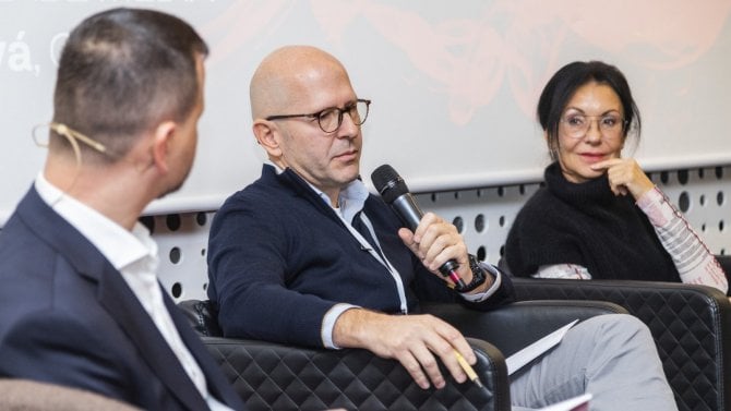 Čelíme obřímu tlaku Facebooku a Googlu, zaznělo na mediální debatě. Svět médií čím dál víc mění i AI