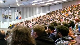Nacpaný sál na konferenci FOSDEM 2025 v Bruselu.