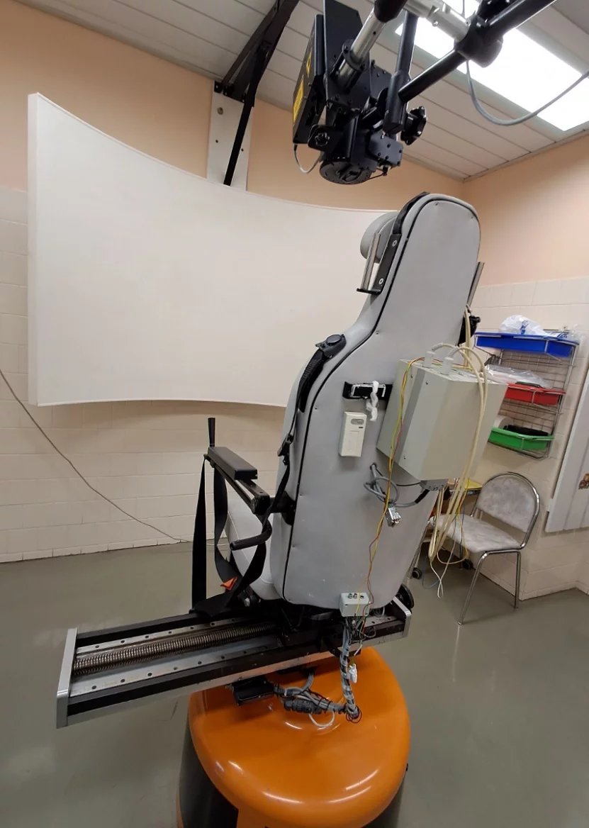 Rotační křeslo pomáhá při analýze očních pohybů. Čidla v okolí očí snímají také mrkání a speciální brýle zase dokáží při otáčkách či po nich zachytit nystagmus, tedy kmitání zornic.
