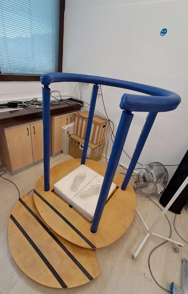 Jeden z přístrojů pro měření stability stoje, takzvanou stabilometrii.
