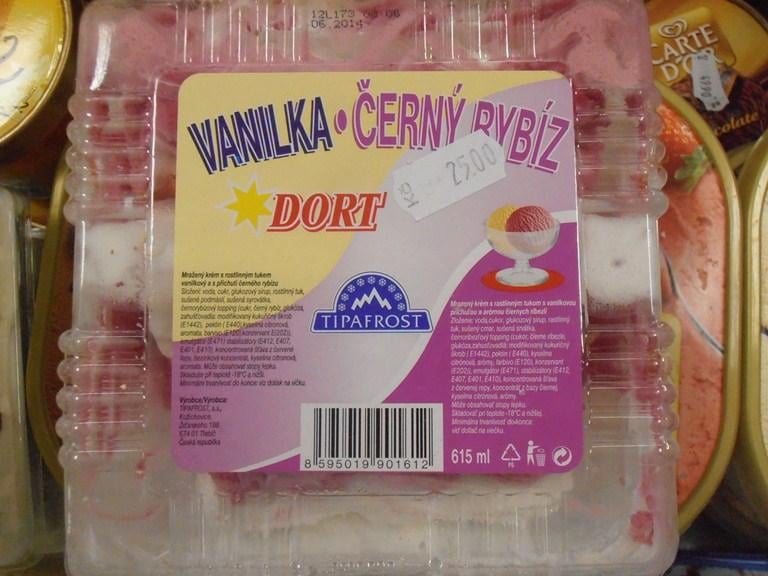 Dort vanilka černý rybíz - mražený krém s rostlinným tukem vanilkový s příchutí černého rybízu. Obsah balení byl výrazně sražený a deformovaný, se zjevnými známkami opětovného zmrazení po roztátí. Při kontrole byly zjištěny nevyhovující teploty skladování hluboce zmrazených potravin.