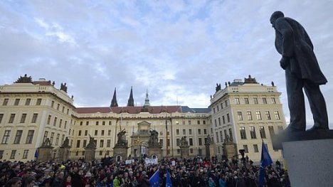 Náhledový obrázek - U Hradu demonstrovali proti populismu a Zemanovi stovky lidí