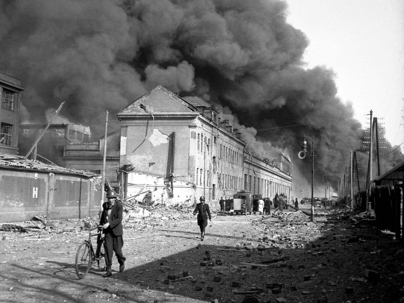 Bomby a soudy. Budovu, o kterou jde ve vleklém restitučním sporu, poškodil v březnu 1945 americký nálet na Prahu. V roce 1948 ji komunisté zabavili a demokratické soudy nebyly schopné ani za 27 let definitivně rozhodnout.  