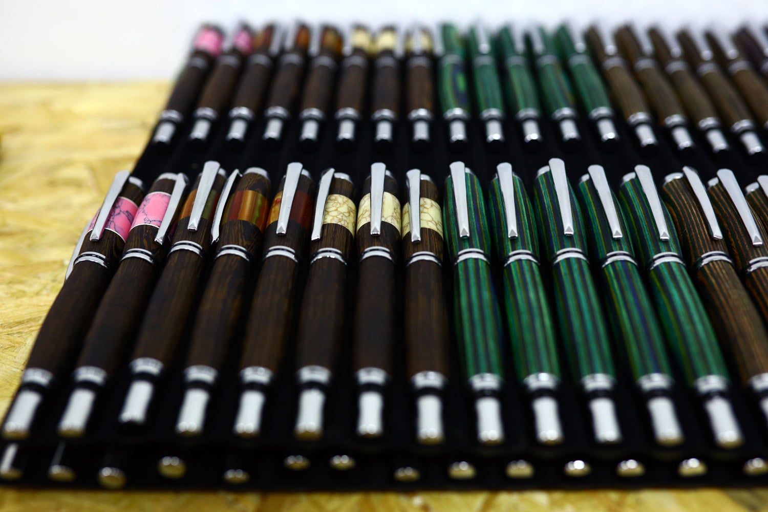 Pera Novák, originální dřevěná pera z Brandýsa nad Labem.