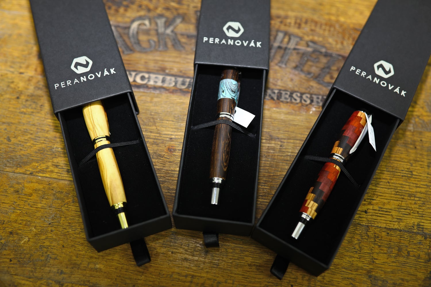 Pera Novák, originální dřevěná pera z Brandýsa nad Labem.