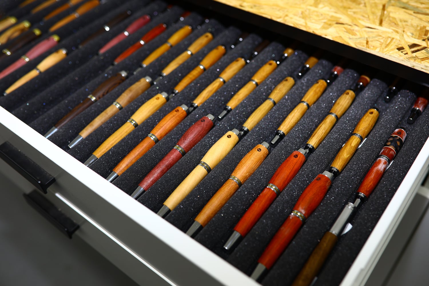 Pera Novák, originální dřevěná pera z Brandýsa nad Labem.