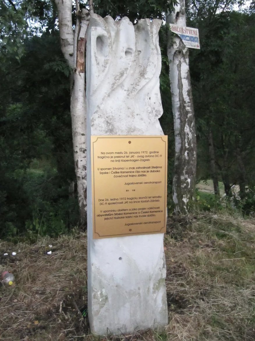 Pomník v Srbské Kamenici s poděkováním jugoslávské letecké společnosti místním lidem za pomoc