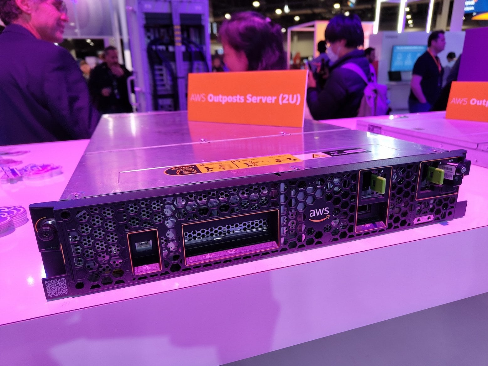 Servery AWS Outposts od Amazon Web Services