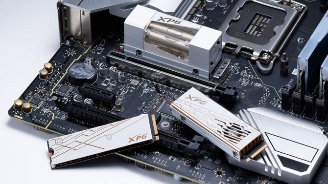 Adata má extrémně rychlá Gen5 SSD, která díky 6nm řadiči netopí. I tak mají šílený chladič