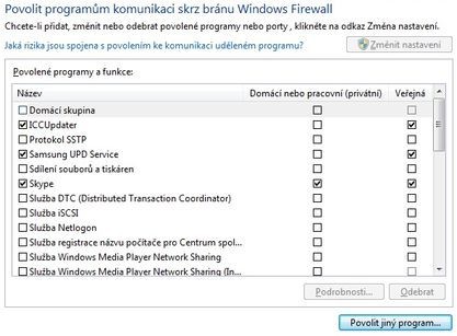 Programu můžete povolit či zablokovat přístup v ovládacím panelu Windows Firewall v okně Povolené programy.