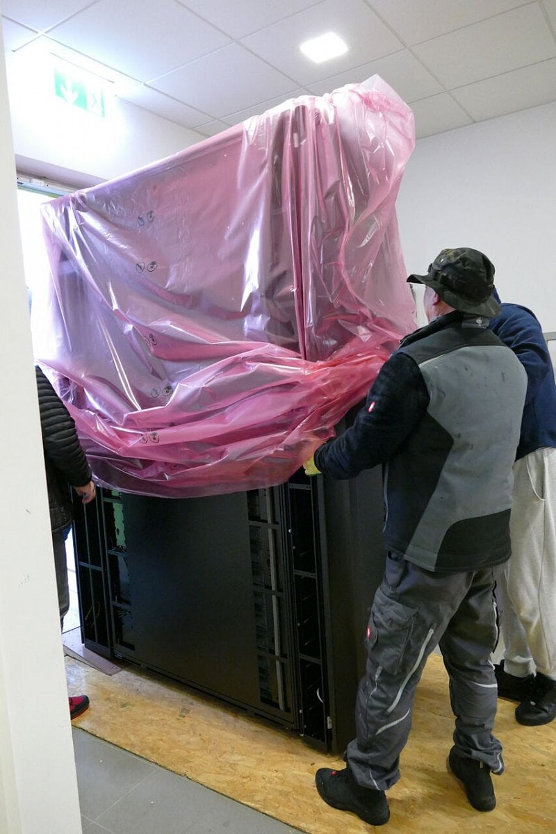 Instalace superpočítače Karolina na IT4Innovations v Ostravě