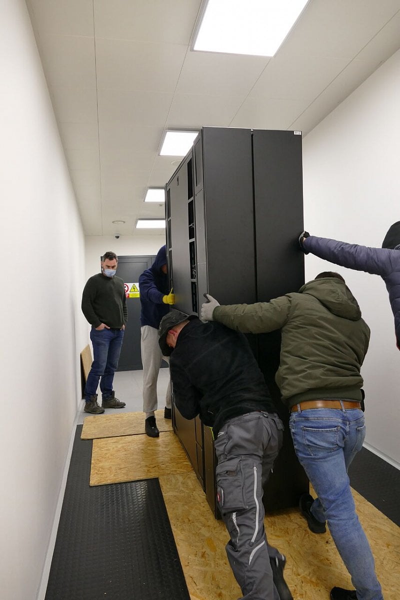 Instalace superpočítače Karolina na IT4Innovations v Ostravě