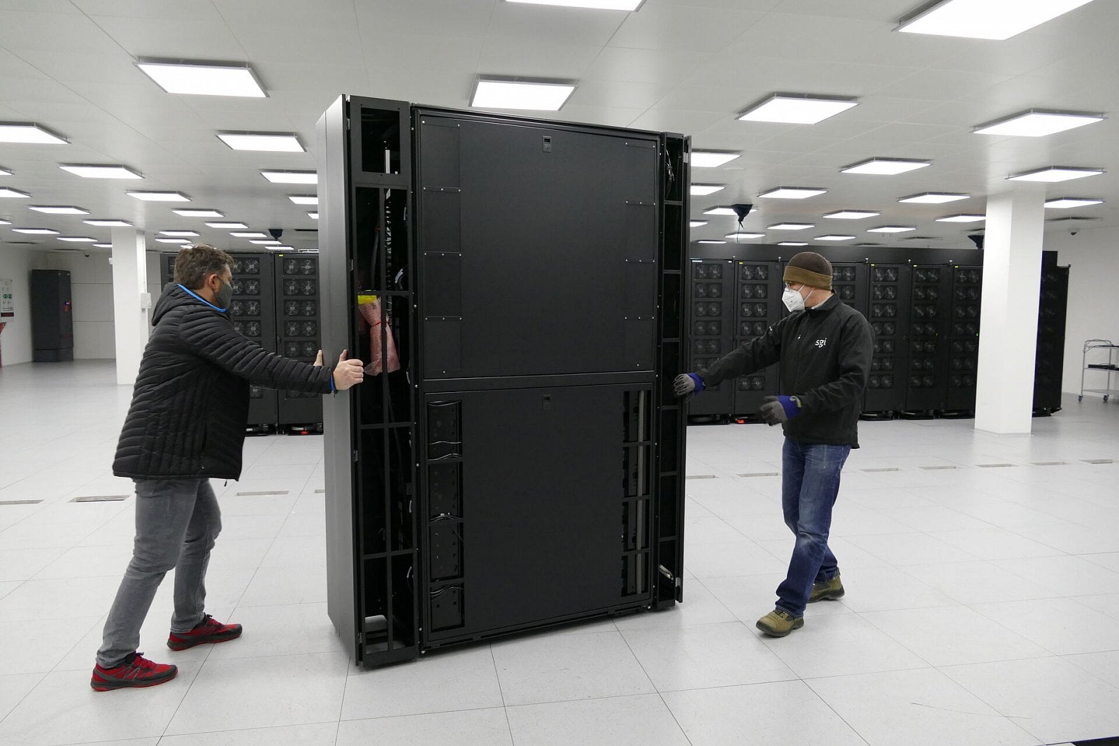 Instalace superpočítače Karolina na IT4Innovations v Ostravě