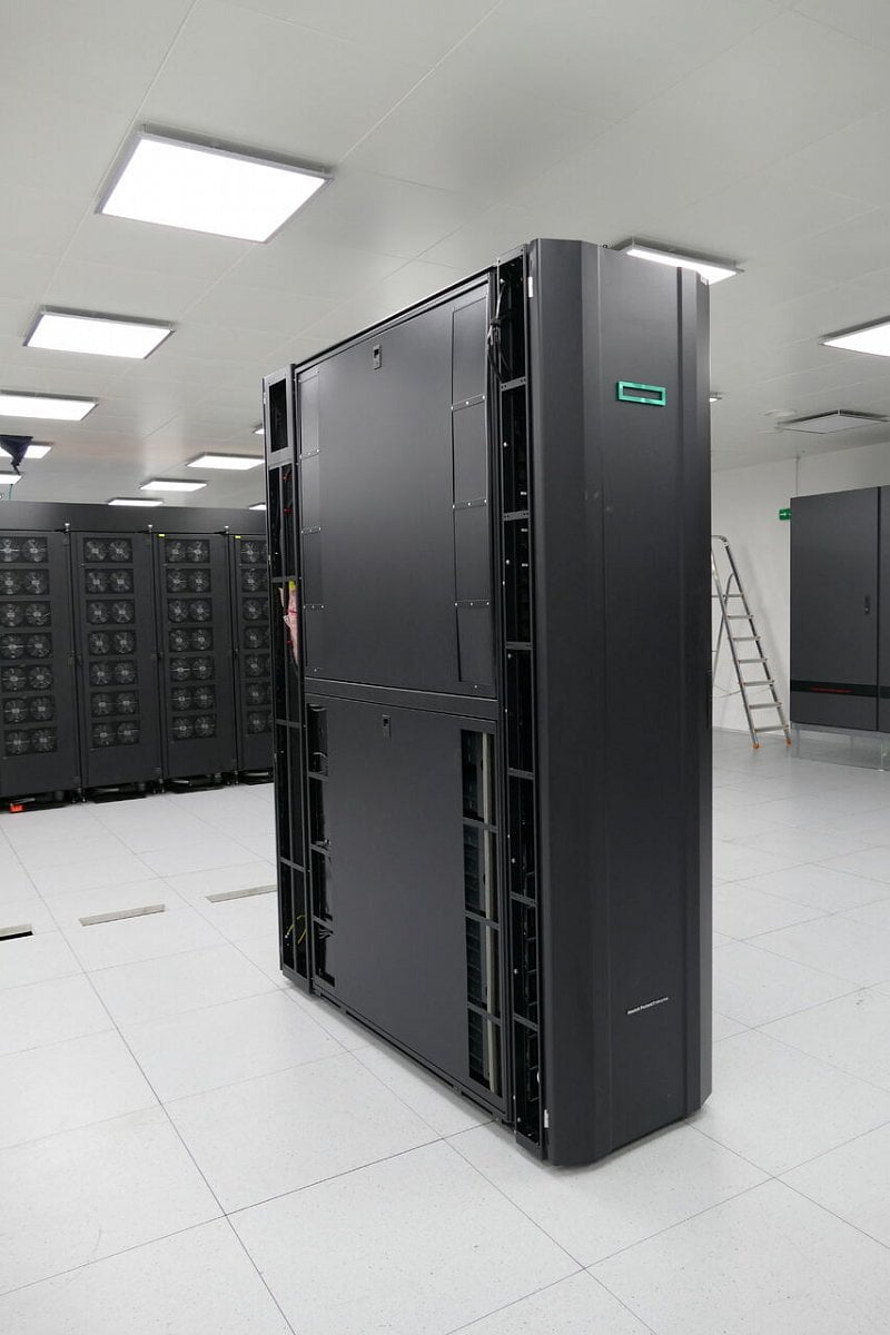 Instalace superpočítače Karolina na IT4Innovations v Ostravě