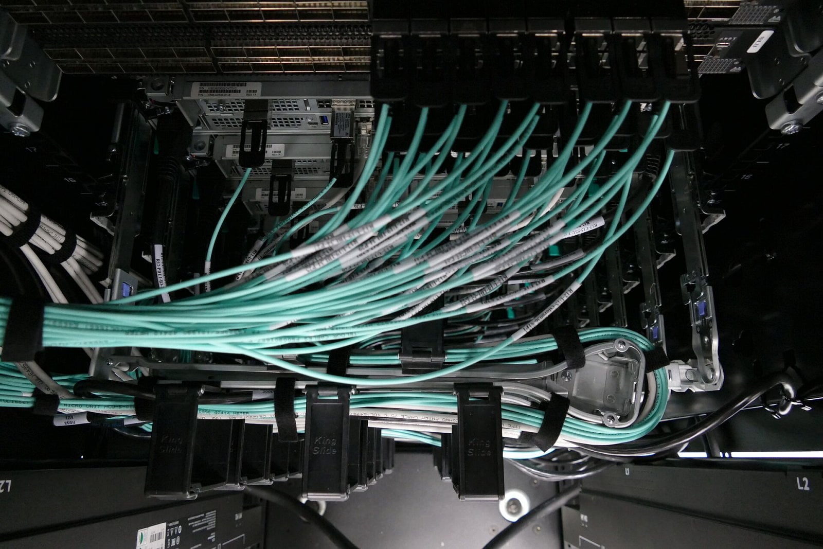 Instalace superpočítače Karolina na IT4Innovations v Ostravě