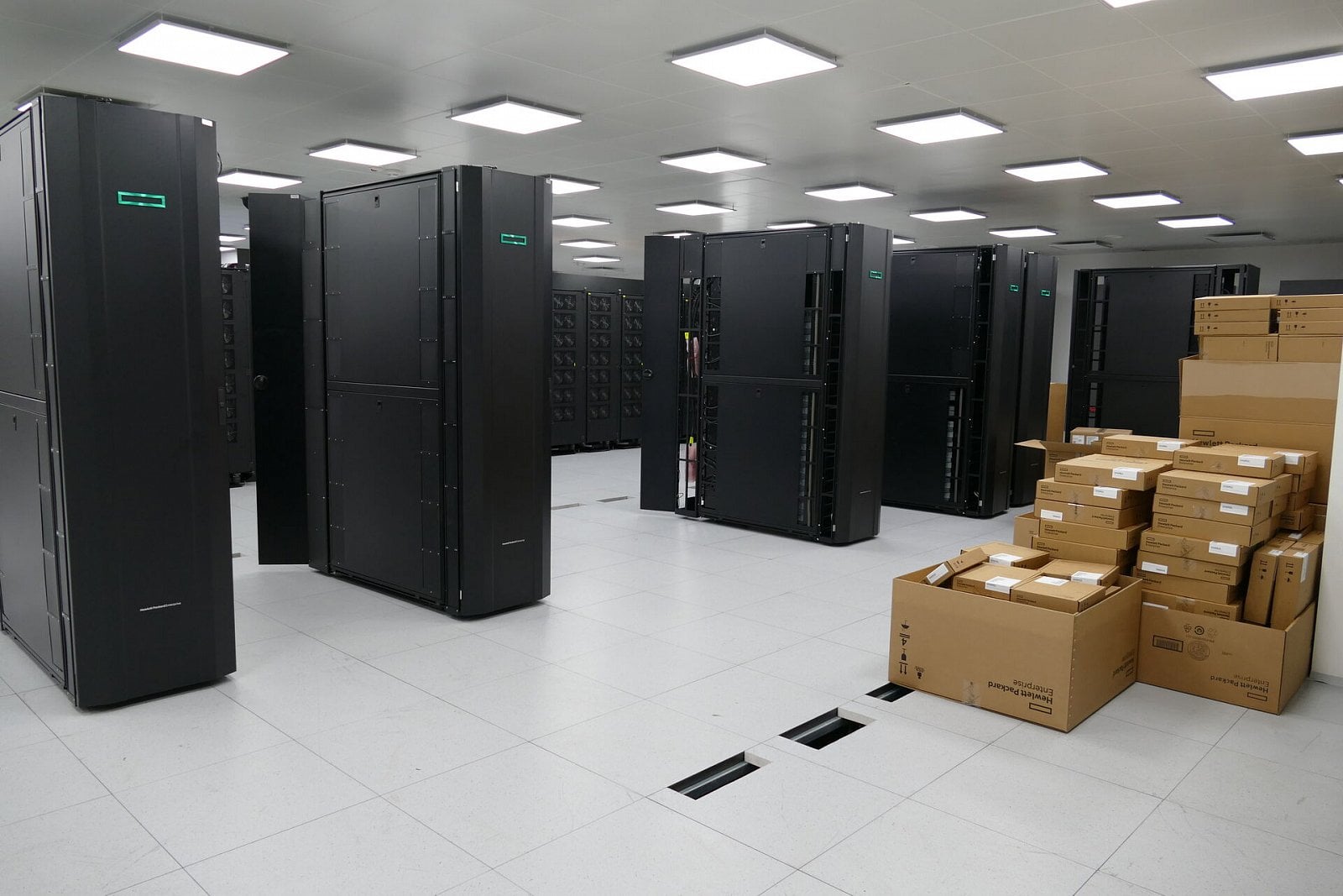 Instalace superpočítače Karolina na IT4Innovations v Ostravě