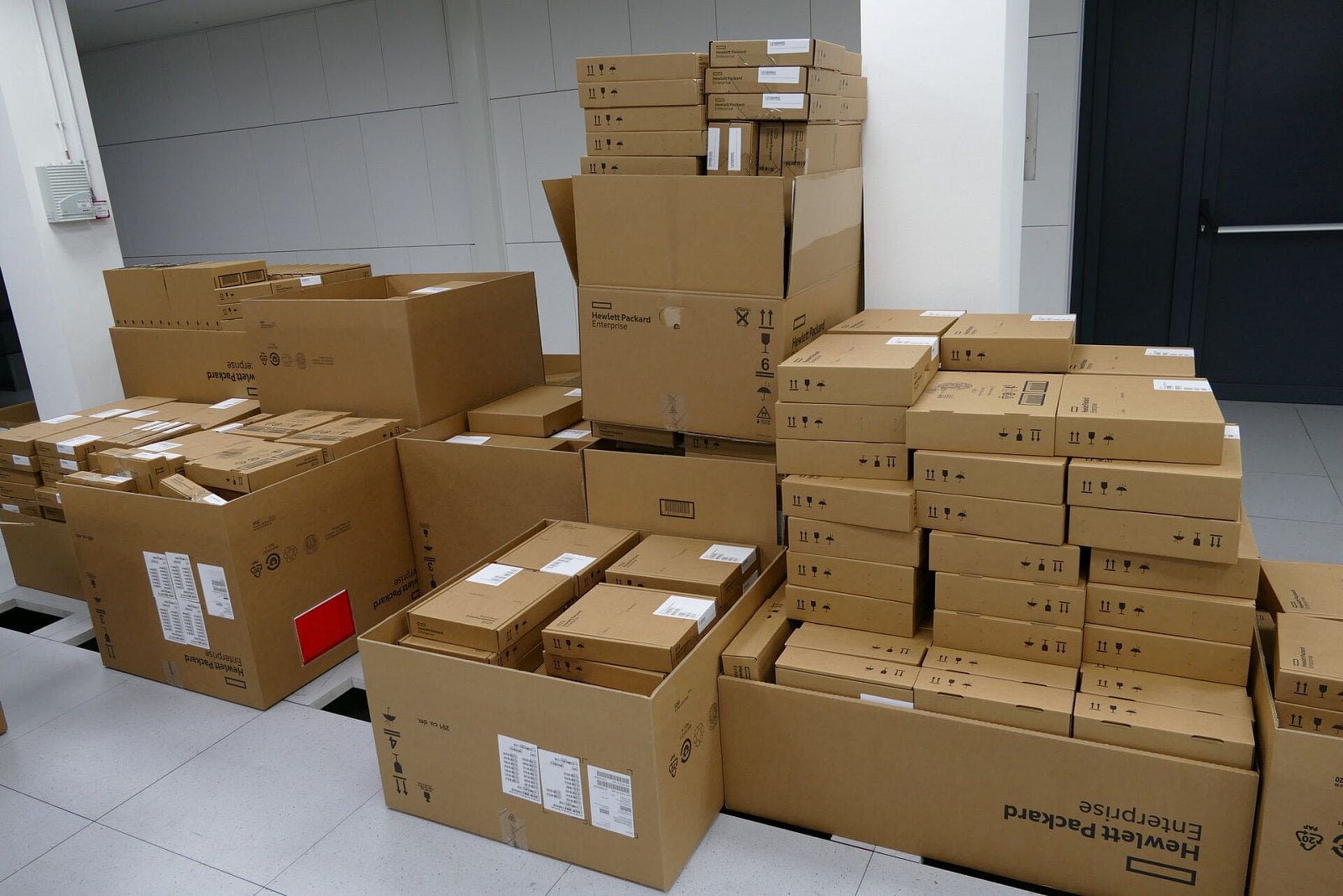 Instalace superpočítače Karolina na IT4Innovations v Ostravě