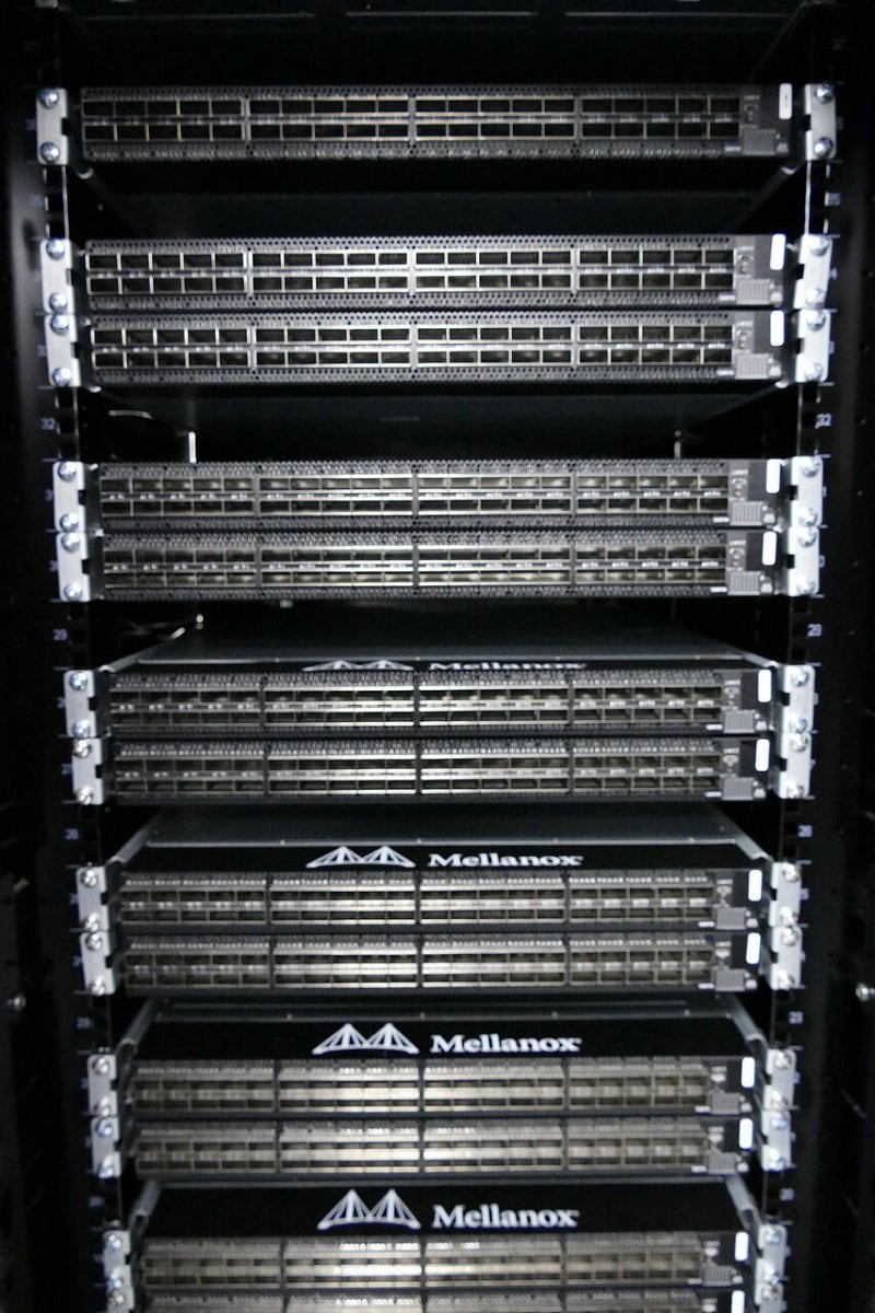 Instalace superpočítače Karolina na IT4Innovations v Ostravě