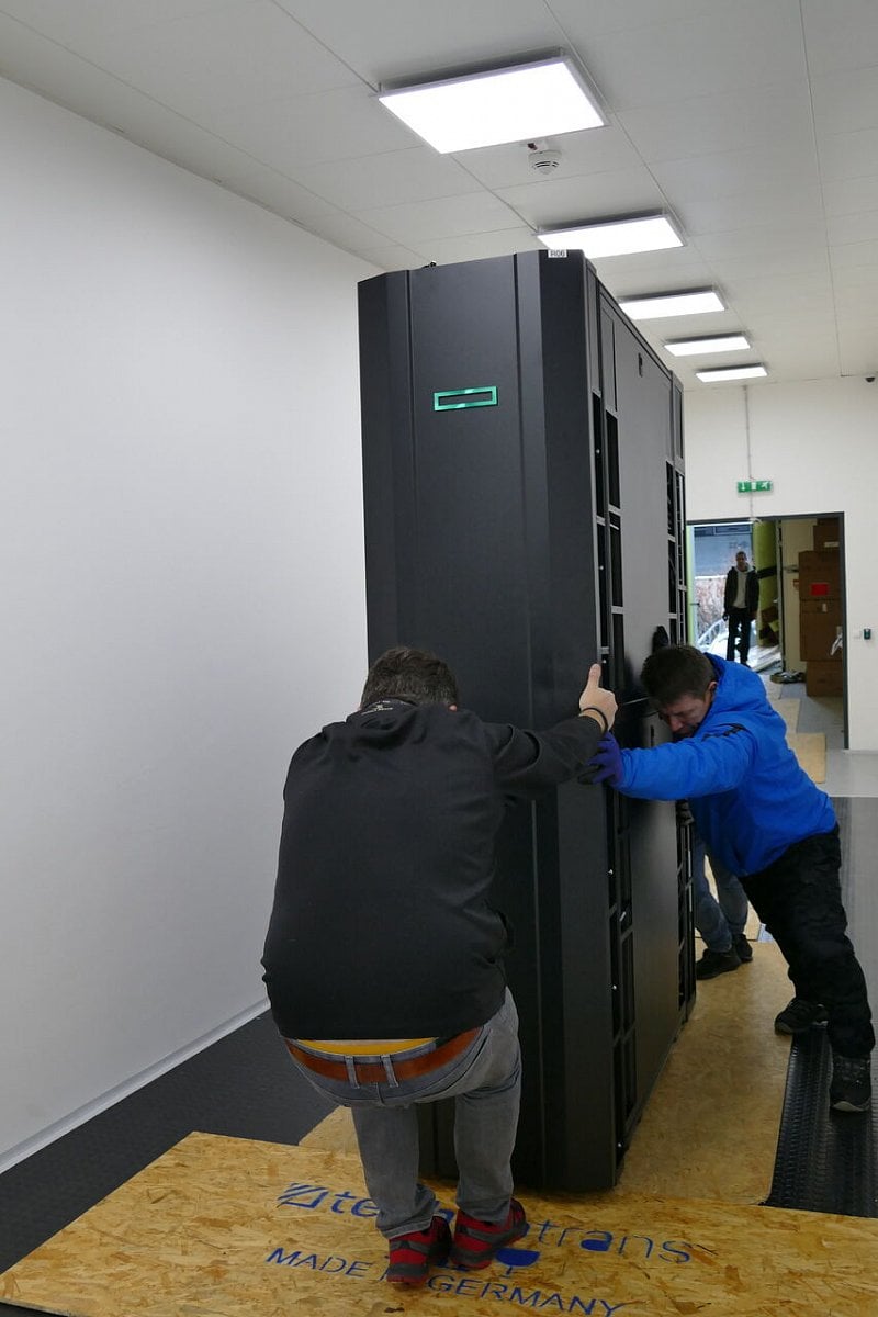 Instalace superpočítače Karolina na IT4Innovations v Ostravě