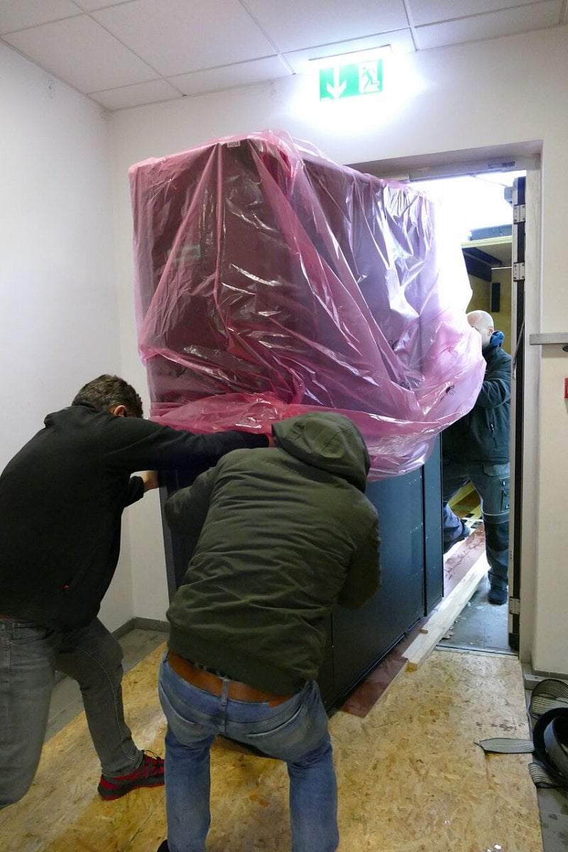 Instalace superpočítače Karolina na IT4Innovations v Ostravě