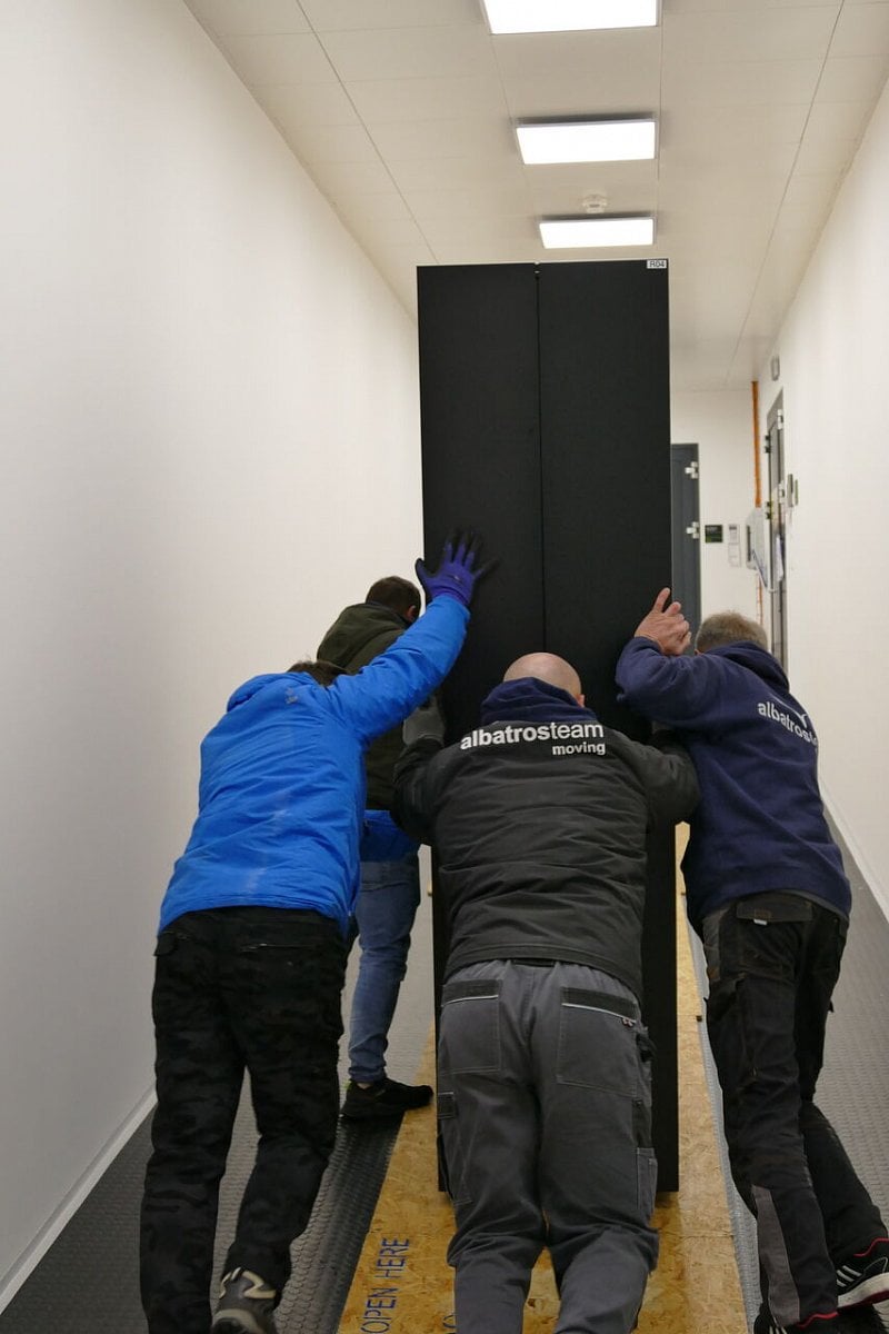 Instalace superpočítače Karolina na IT4Innovations v Ostravě