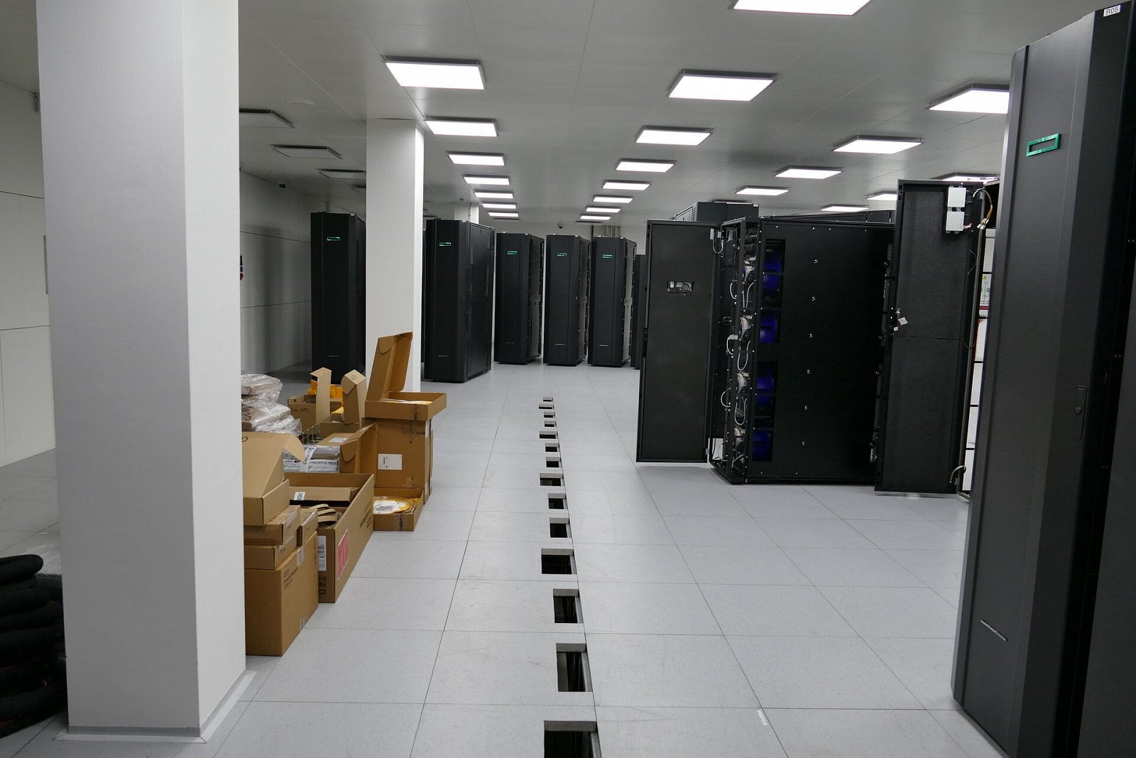 Instalace superpočítače Karolina na IT4Innovations v Ostravě