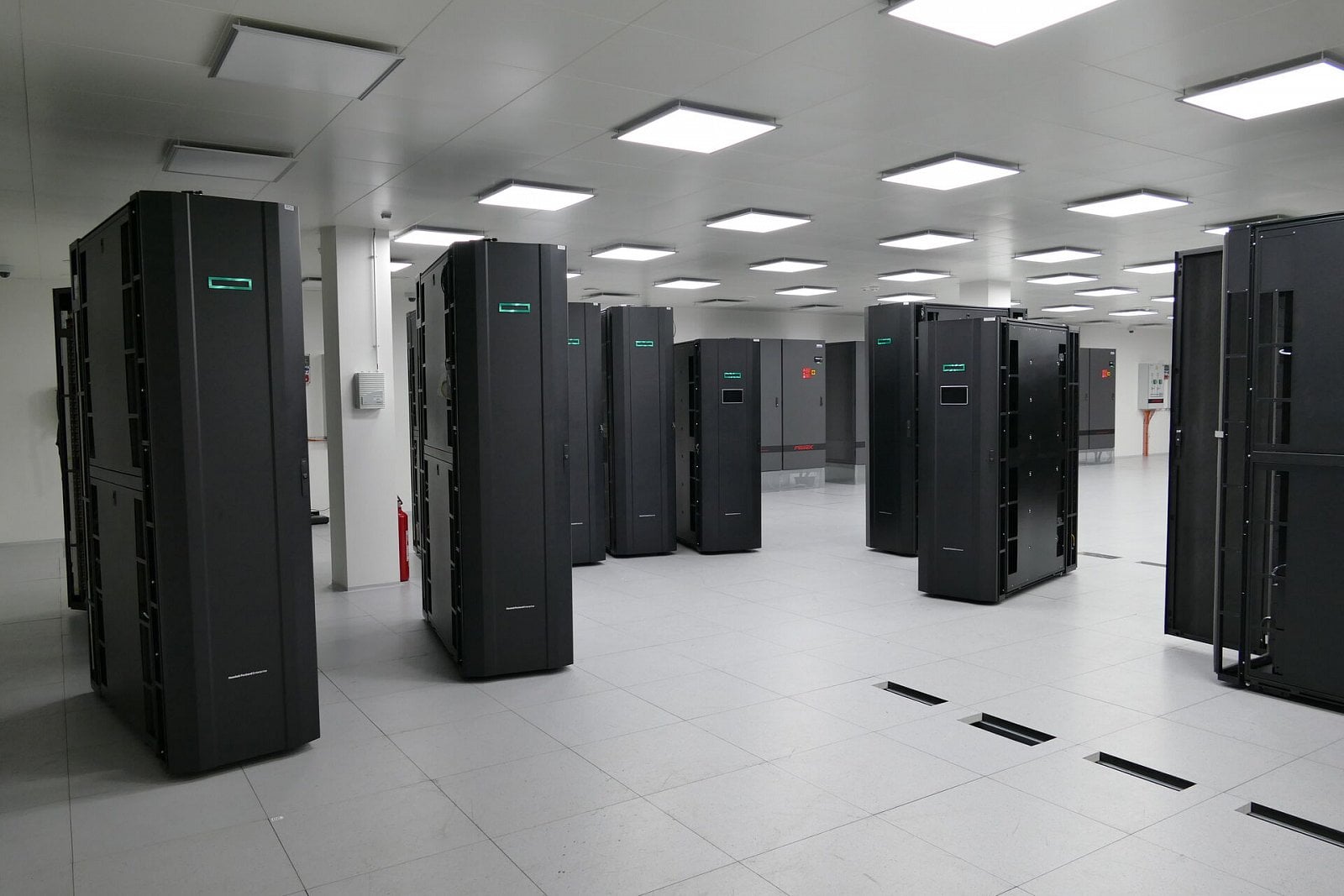 Instalace superpočítače Karolina na IT4Innovations v Ostravě