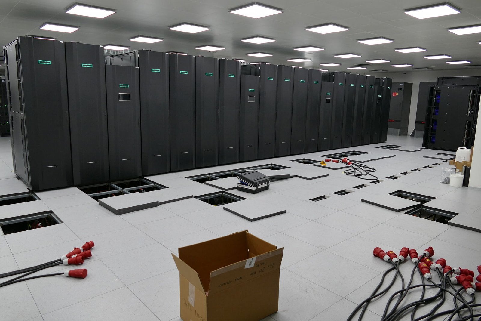 Instalace superpočítače Karolina na IT4Innovations v Ostravě