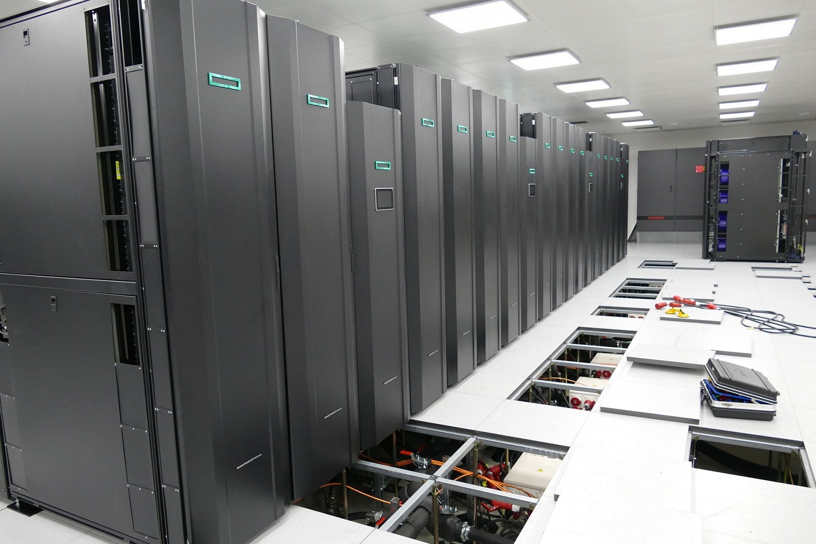 Instalace superpočítače Karolina na IT4Innovations v Ostravě