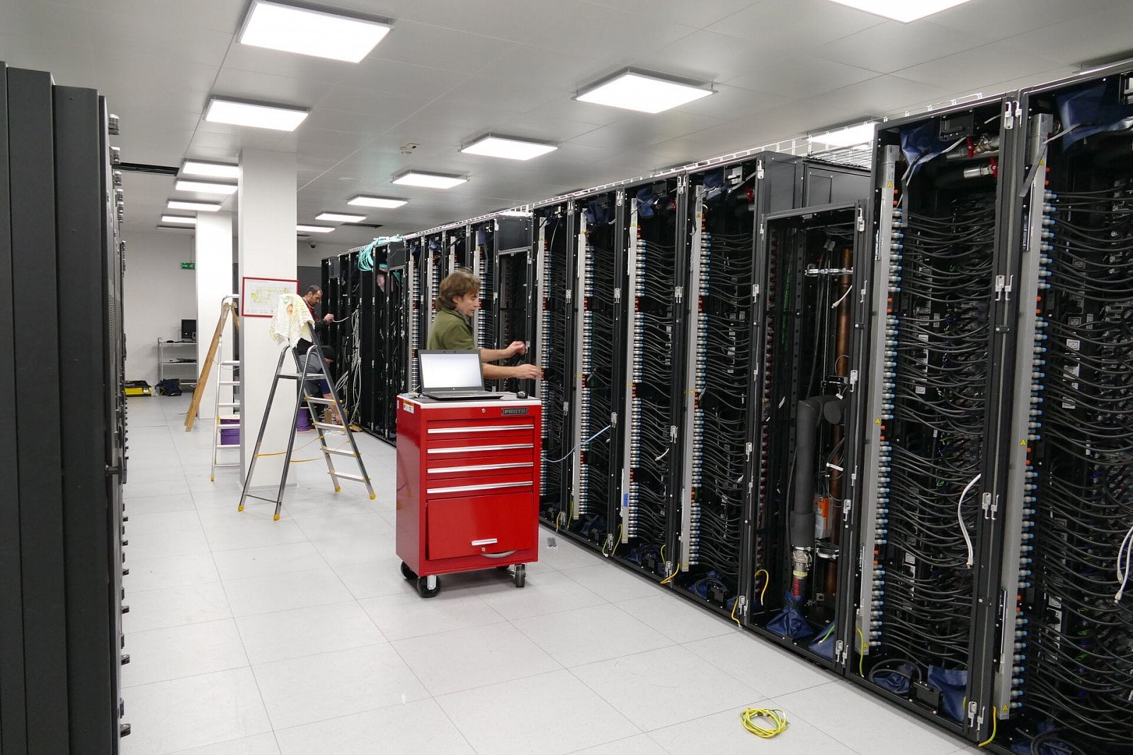 Instalace superpočítače Karolina na IT4Innovations v Ostravě