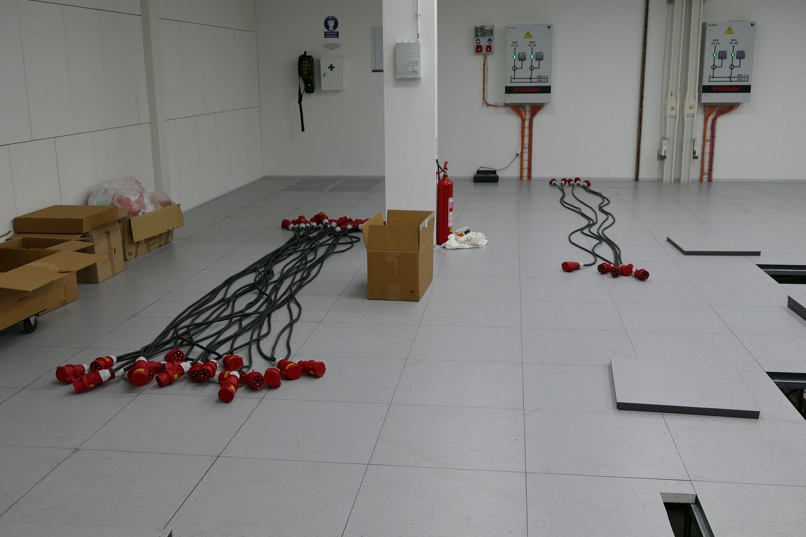 Instalace superpočítače Karolina na IT4Innovations v Ostravě