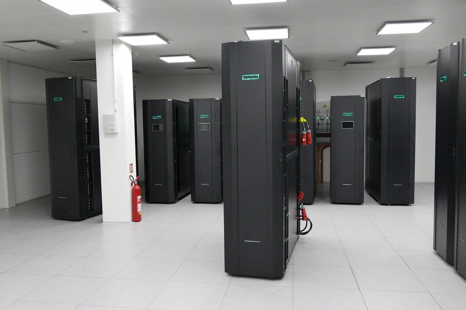 Instalace superpočítače Karolina na IT4Innovations v Ostravě