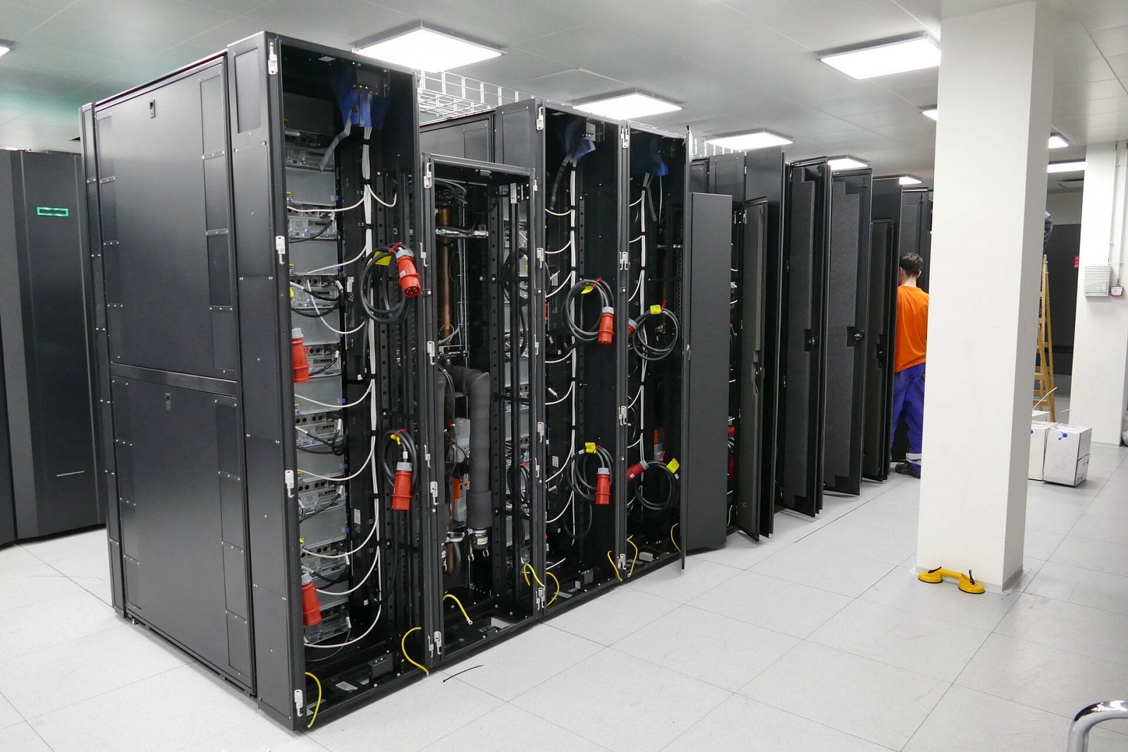 Instalace superpočítače Karolina na IT4Innovations v Ostravě