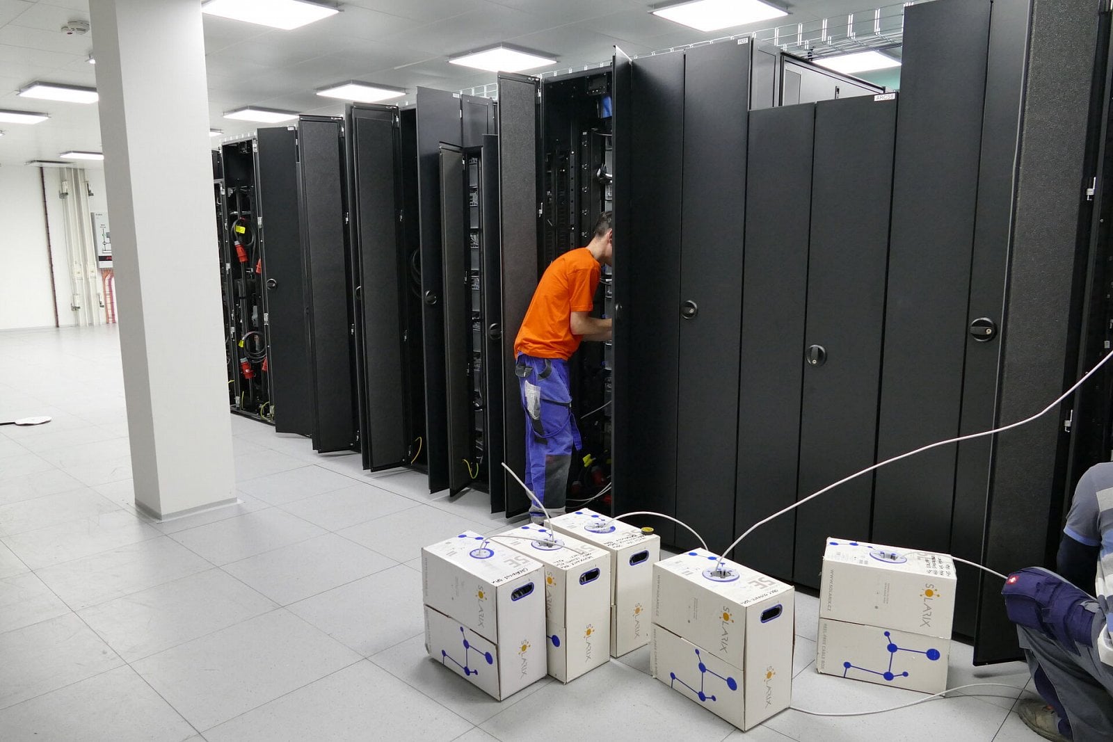 Instalace superpočítače Karolina na IT4Innovations v Ostravě