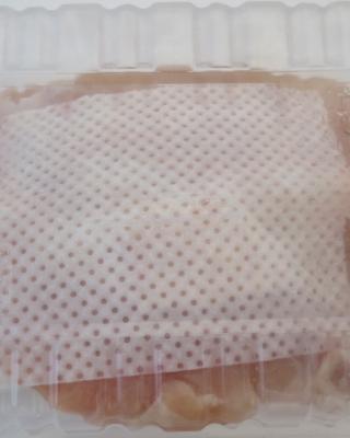 Kuřecí prsní řízky bez kůže 2 ks. Kategorie: Nebezpečné potraviny. Nevyhovující parametr: Salmonella enteritidis. Ve výrobku byla prokázána přítomnost mikroorganismu Salmonella enteridis, který může způsobit při nedostatečné tepelné úpravě onemocnění salmonelózu. Výrobce: DRŮBEŽÁŘSKÝ ZÁVOD KLATOVY a.s. Místo kontroly: Kaufland Česká republika v.o.s., Děčín