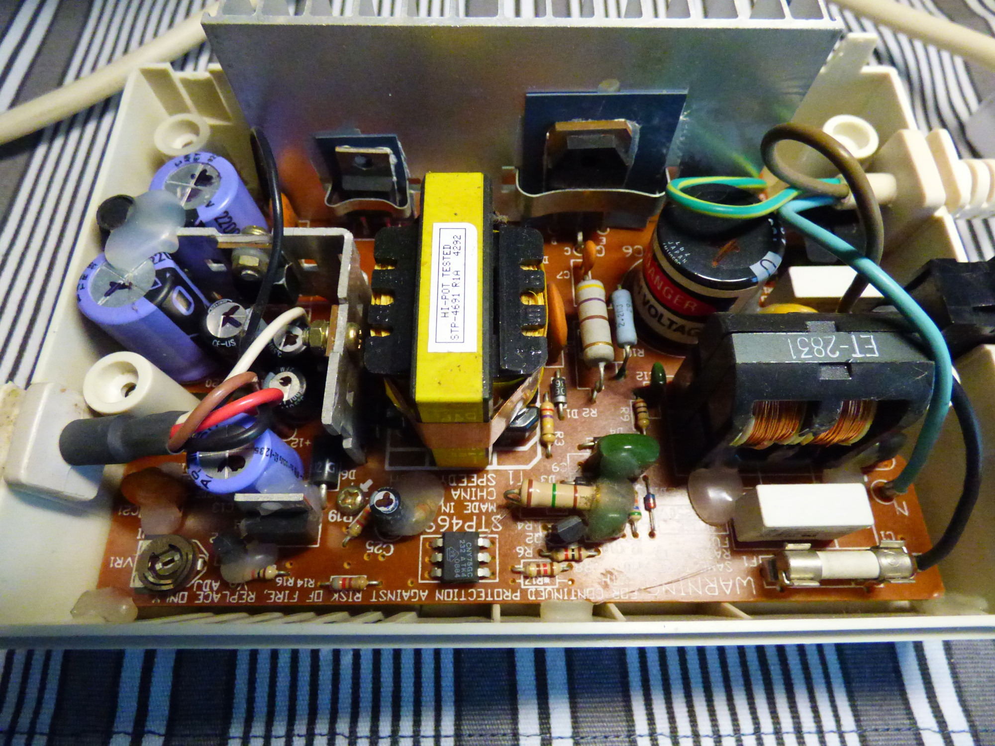 Elektronika zdroje. Křížky na kondenzátorech jsem si udělal já, pro lepší přehlednost při výměně.