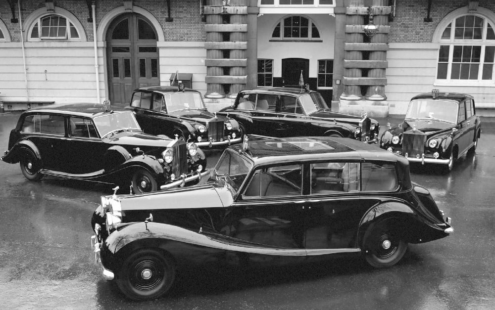 V garážích britského královského dvora se nachází pozoruhodná sbírka nejluxusnějších vozů planety: v popředí Phantom IV. s karosérií Hooper