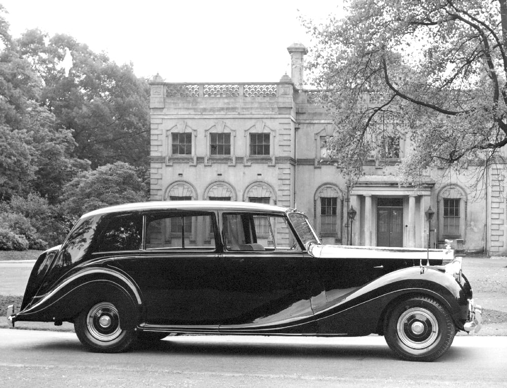 Sedmisedadlová limuzína Rolls-Royce Phantom IV. se sklopnými nouzovými sedačkami a dělící stěnou v zakázkové karosérii Mulliner